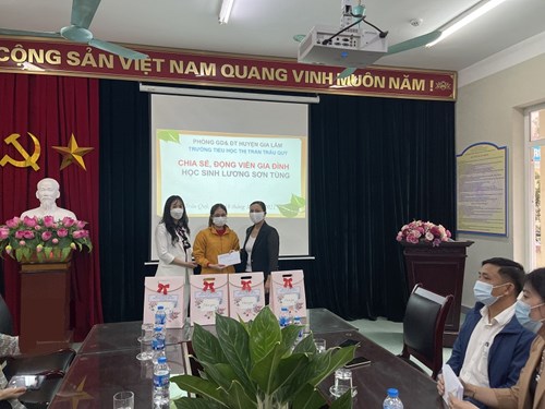 Trường TH TT Trâu Quỳ trao quà hỗ trợ gia đình em Lương Sơn Tùng học sinh lớp 3B bị bỏng do gặp nạn.